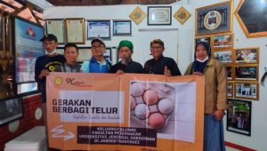 Prihatin Harga Telur Anjlok, Alumni Fakultas Perternakan UNSOED Bagikan Telur ke Pesantren dan sekolah
