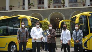 Menko Airlangga beri bantuan dua bus listrik dan dua microbus untuk mantan Kampusnya UGM
