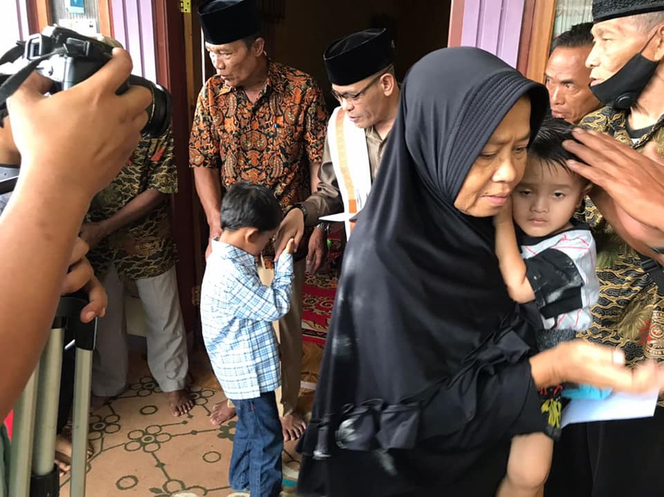 Pendiri sekaligus penanggungjawab  Baldatun Center Ade Dasep Zaenal Abidin saat bersama anak-anak yatim. (foto Dok)