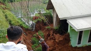 Longsor Jebol Tembok Kamar Rumah di Kabandungan