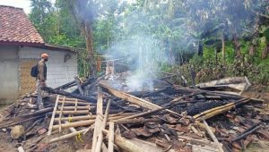 Ditinggal Silaturahmi, Rumah Lansia Warungkiara Rata Dengan Tanah