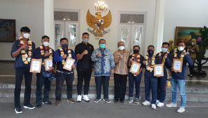 Berikan Kadeudeuh ke Atlet Sukabumi Berprestasi, Bupati: Hatur Nuhun