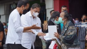 Didampingi Menko Airlangga, Jokowi Resmikan Program Bantuan Tunai PKL dan Warung di Yogyakarta