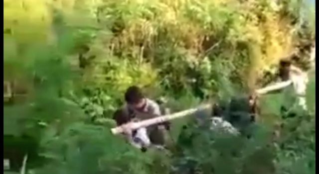 bu Hamil Ditandu Saat Melahirkan