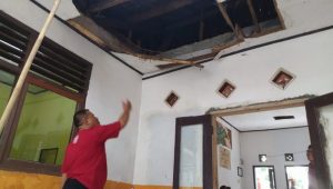 Atap Kantor Kecamatan Sukaluyu Ambruk