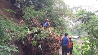 Longsor di Gunungpuyuh, Bongkahan Bambu Tutupi Saluran Irigasi