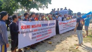 Nelayan Sukabumi Demo Minta Benur Boleh Ditangkap