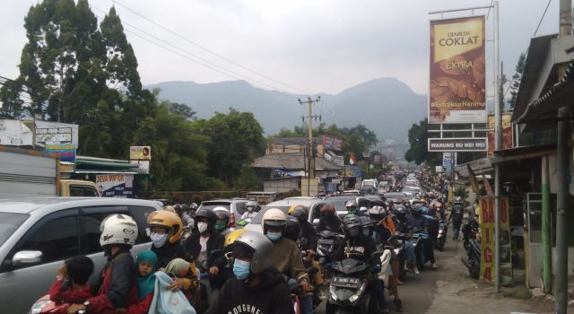 kemacetan di ruas Jalan Raya Puncak