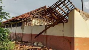 Kini Giliran SDN Dengklok Selatan VI, Sekolah Ambruk di Karawang,