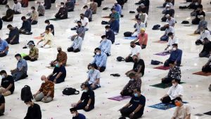 Covid-19 Turun, MUI Sebut Saf Salat Berjamaah Boleh Dirapatkan