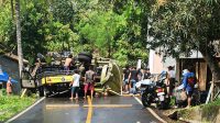 Truk Air Hantam Pikap dan Pagar Rumah di Cisolok