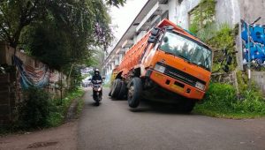 Gunakan Google Maps, Truk Proyek Double Track Terperosok