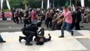 Viral Video Mahasiswa Dibanting Saat Demo di Tangerang