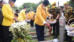 Sambut HUT Ke-57, Partai Golkar Ziarah Makam dan Tabur Bunga di TMP Kalibata