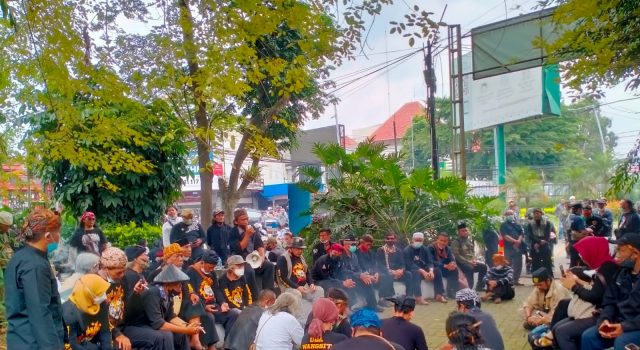 Aksi damai ratusan budayawan di Kebun Raya Bogor