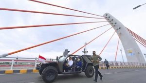 Jokowi jajal kendaraan taktis di Jembatan Sei Alalak