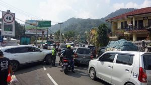 One Way, Jalur Puncak Cianjur Macet Beberapa Kilometer