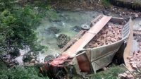 Truk Bermuatan Bronjong Terperosok ke Jurang Tanjakan Huut