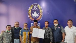 Calon Ketua Umum Asprov PSSI Jabar, Ramram Serahkan Formulir Pendaftaran