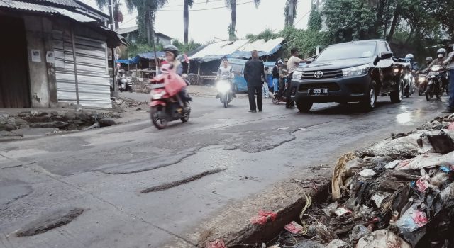 Tumpukkan sampah di Pasar Citeureup