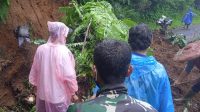 Longsor Di Pasirdatar Tutup Jalan Warga
