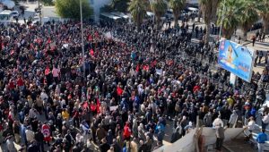 Ribuan Warga Tunisia Menyerbu Halaman Gedung Parlemen