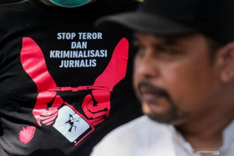 Seorang jurnalis mengenakan kaus bertuliskan "Stop Teror dan Kriminalisasi Jurnalis" saat aksi solidaritas di Lhokseumawe, Aceh, Kamis (8/4/2021). Aksi oleh Alinasi Jurnalis Independen (AJI) dan Persatuan Wartawan Aceh (PWA) itu menuntut Kapolri mengusut tuntas oknum pelaku kekerasan terhadap wartawan Tempo Nurhadi dan kasus kekerasan terhadap wartawan lainnya di Tanah Air. ANTARA FOTO/Rahmad/rwa.