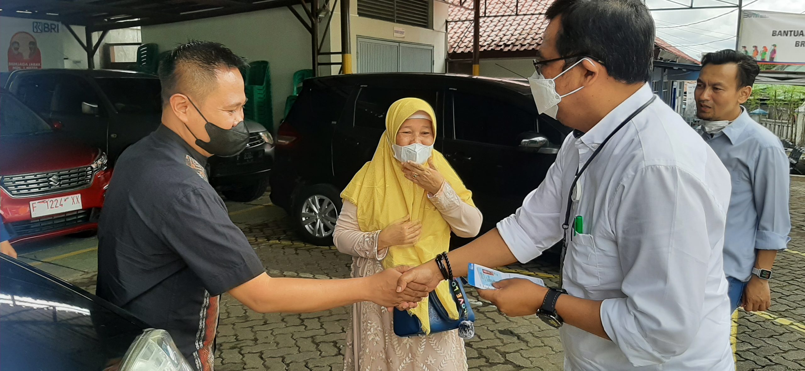 SENANG: MBM BRI Kanca Sukabumi, Dodi Iskandar mengucapkan selamat kepada keluarga pemenang mobil yang turut hadir saat penyerahan hadiah, Jumat (11/11/2021).