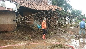 Banjir Bandang di Kertasari, Puluhan Warga Mengungsi