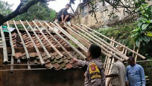 Bhabinkamtibmas Cibadak Bedah Rutilahu Abah Ojak