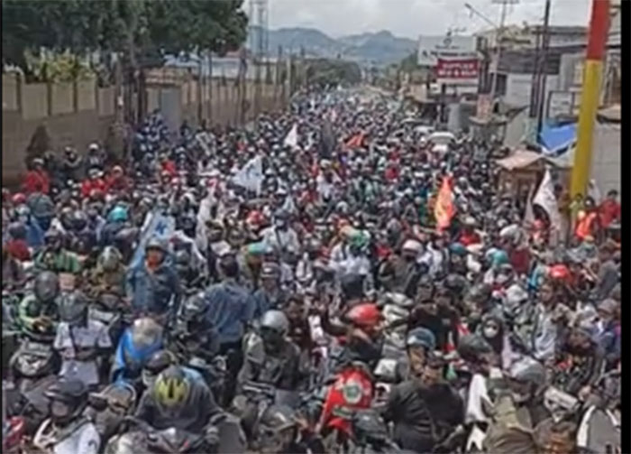 Longmarch buruh di Jalan Dr. Djunjunan, Bandung