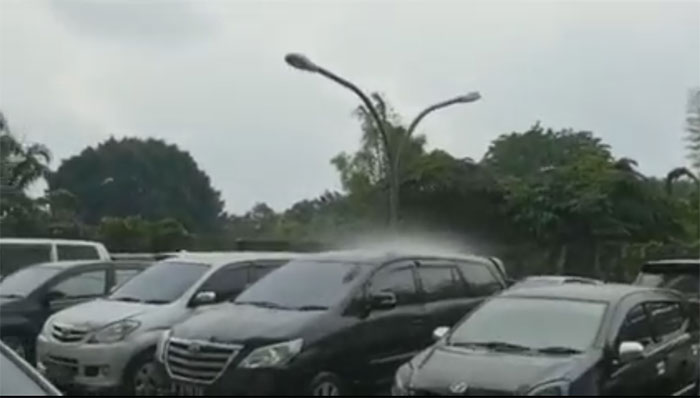 Screenshoot video hujan guyur satu mobil di Cikarang Utara, Kabupaten Bekasi.