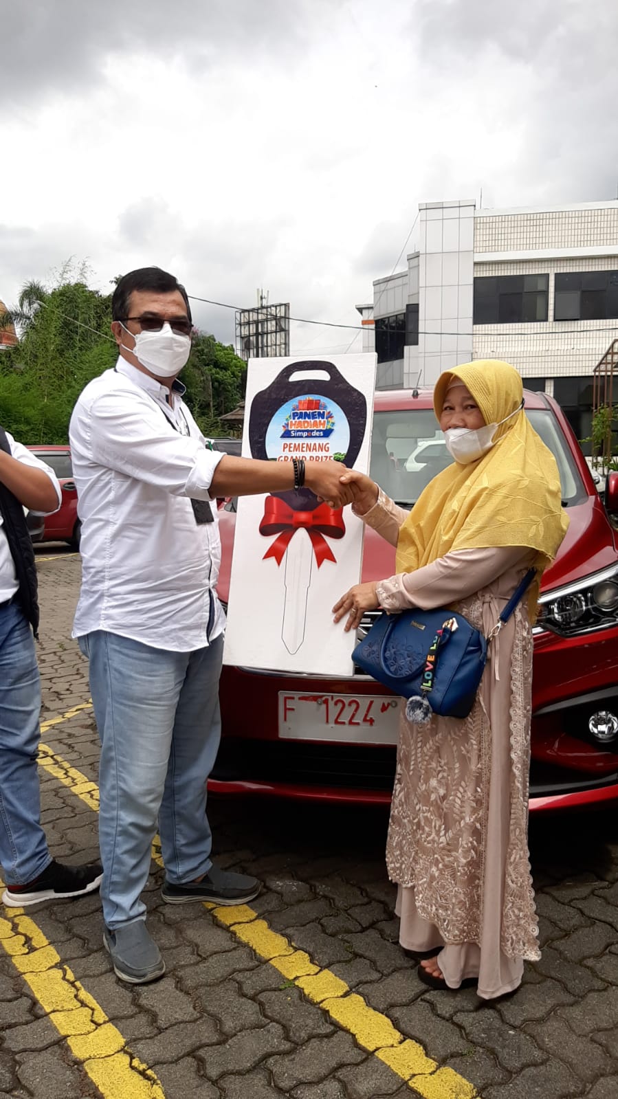 BUKAN HOAKS: MBM BRI Kanca Sukabumi, Dodi Iskandar dan jajaran menyerahkan hadiah Grand Prize Undian PHS Periode 1 2021 berupa satu unit mobil kepada nasabah BRI Unit Sukaraja bernama Martina Mathilda di halaman BRI Sukabumi, Jumat (11/11/2021). Tentunya dengan menerapkan protokol kesehatan ketat.