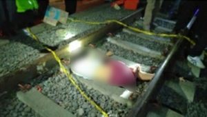 Ibu Rumah Tangga di Cijangkar Sukabumi Tidur di Rel Kereta,  Kondisinya Mengenaskan