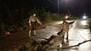 Hujan Lebat, Jalan Menuju Pemkab Bekasi Terbelah Dua