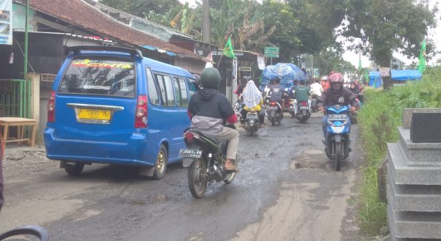 Jalan rusak di Dramaga, Kabupaten Bogor