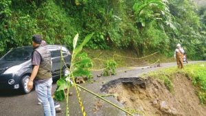 Jalan Naringgul-Cidaun Tinggal Setengah