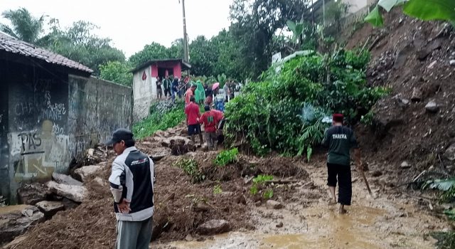 Longsor yang menutupi Jalan Ace Tabrani
