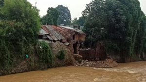 Diguyur Hujan, Jambu Dua Longsor