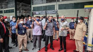 Prabowo Dampingi Perdana Menteri Malaysia Tinjau Fasilitas Produksi Pindad