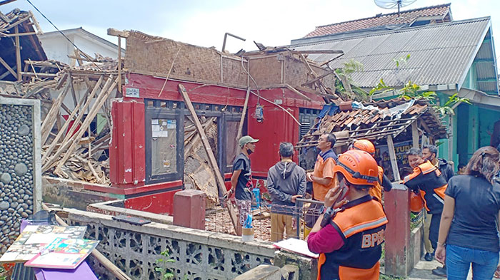 rumah ambruk di Jalan Brawijaya