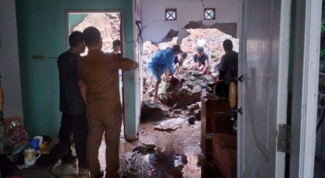 Turap Jebol, Rumah Di Ciangsana Hancur