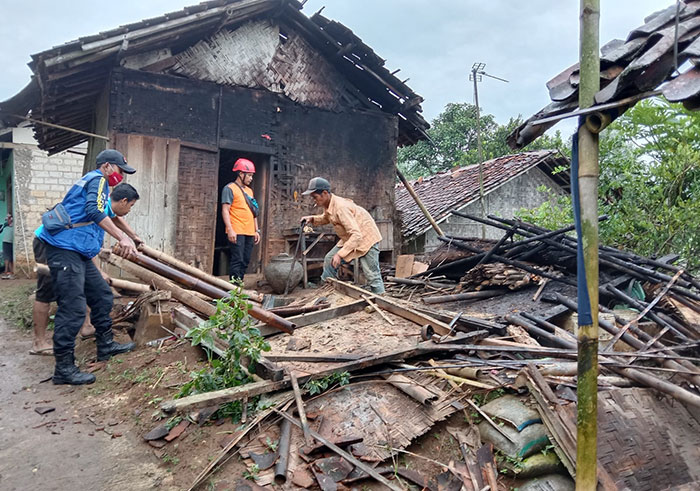 rumah ambruk milik Saham di Kampung Ciaripin