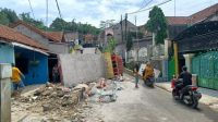 Truk Semen Terguling di Leuwiliang