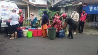 Krisis Air, PMI Kota Sukabumi dan PDAM Distribusikan 10.000 Liter Air Bersih ke Karamat dan Benteng