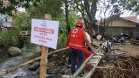 Putus Diterjang Banjir, Relawan PMI Kota Sukabumi Bangun Jembatan Darurat Penghubung Kampung Nagrak Benteng