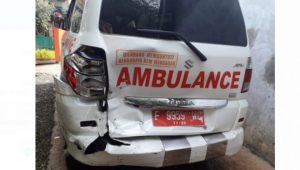 Ambulans Desa Sindanglaya Alami Kecelakaan