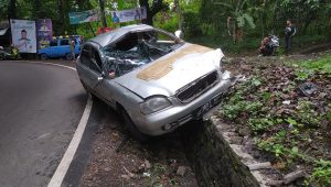 Oleng, Mobil Sedan Pengankut Lima Wanita Terbalik di Palabuhanratu