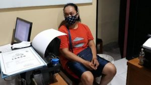 Emak-emak Nekat Tabrak Polisi Saat Ditangkap
