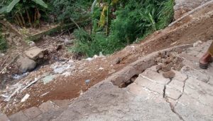 Hujan Deras di Warungkondang, Warung Bakso dan Mobil Amblas ke Jurang